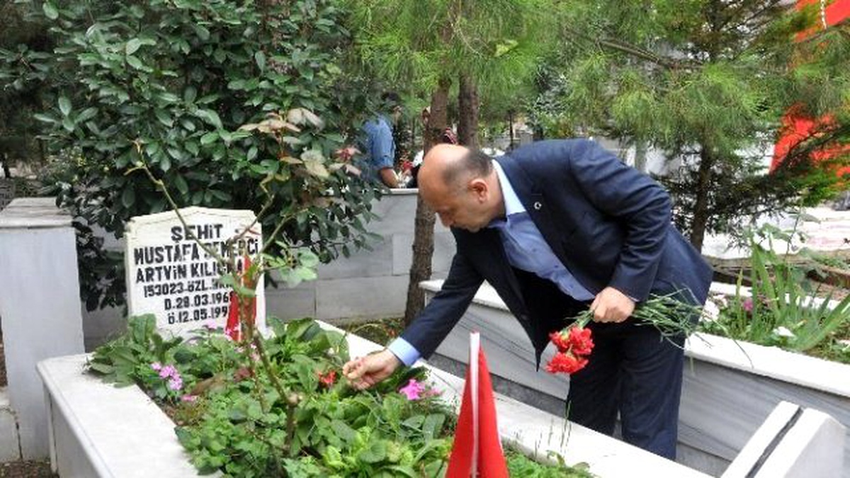 Bakan Işık, Bayram Öncesi Şehitlikleri Ziyaret Etti