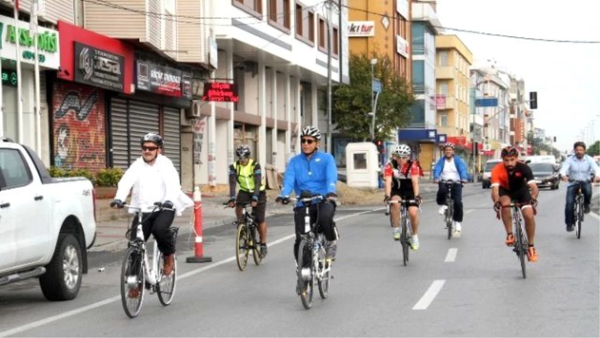 Bakan Müezzinoğlu\'ndan Eski Mahallesine Bisikletli Bayram Ziyareti
