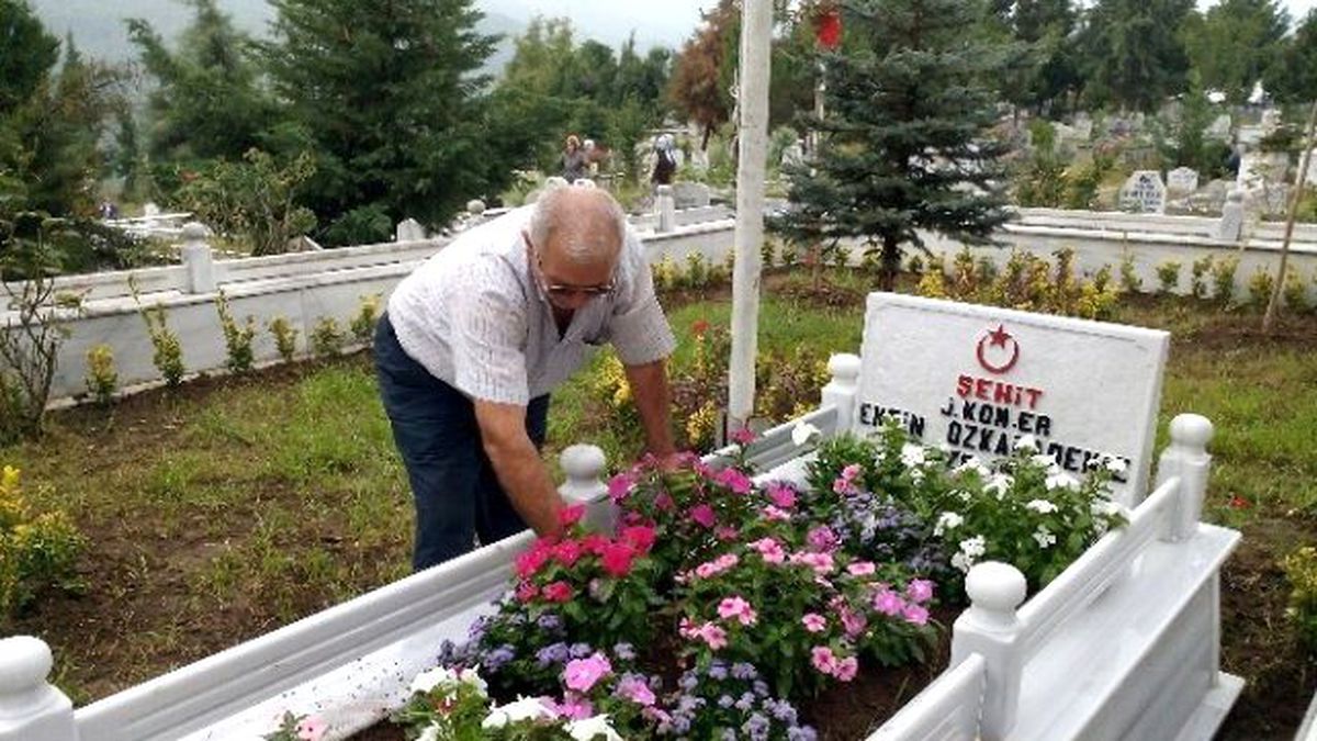 Başiskele\'de Arife Günü Mezarlıklar Doldu Taştı
