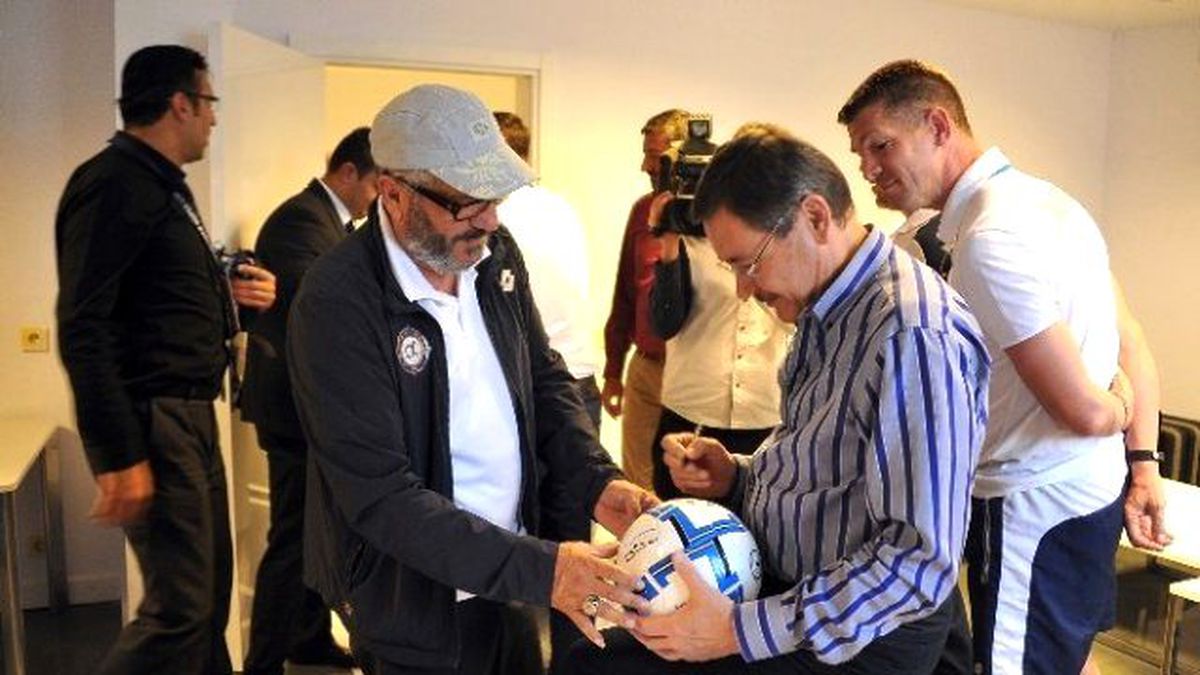 Başkan Gökçek, Çocuklara Bayram Hediyesi Dağıttı