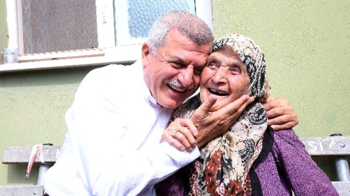 Başkan Karaosmanoğlu, "Bu Bayram Büyüklerinize Sarılın, Ellerini Öpün"