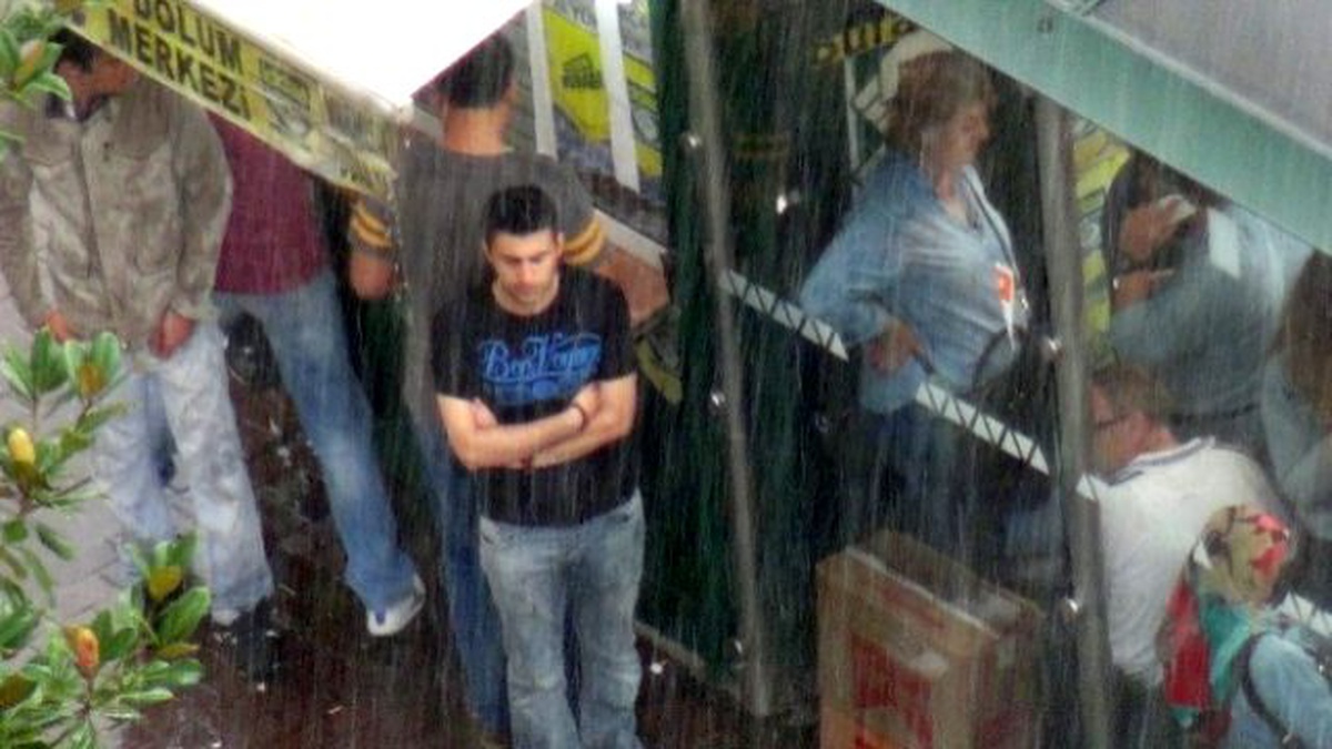 Bayram Alışverişine Çıkan Vatandaşlar Sağanak Yağışa Yakalandı