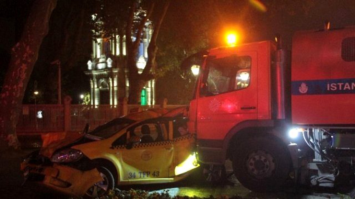 Beşiktaş\'ta Kontrolden Çıkan Temizlik Aracı Dehşet Saçtı