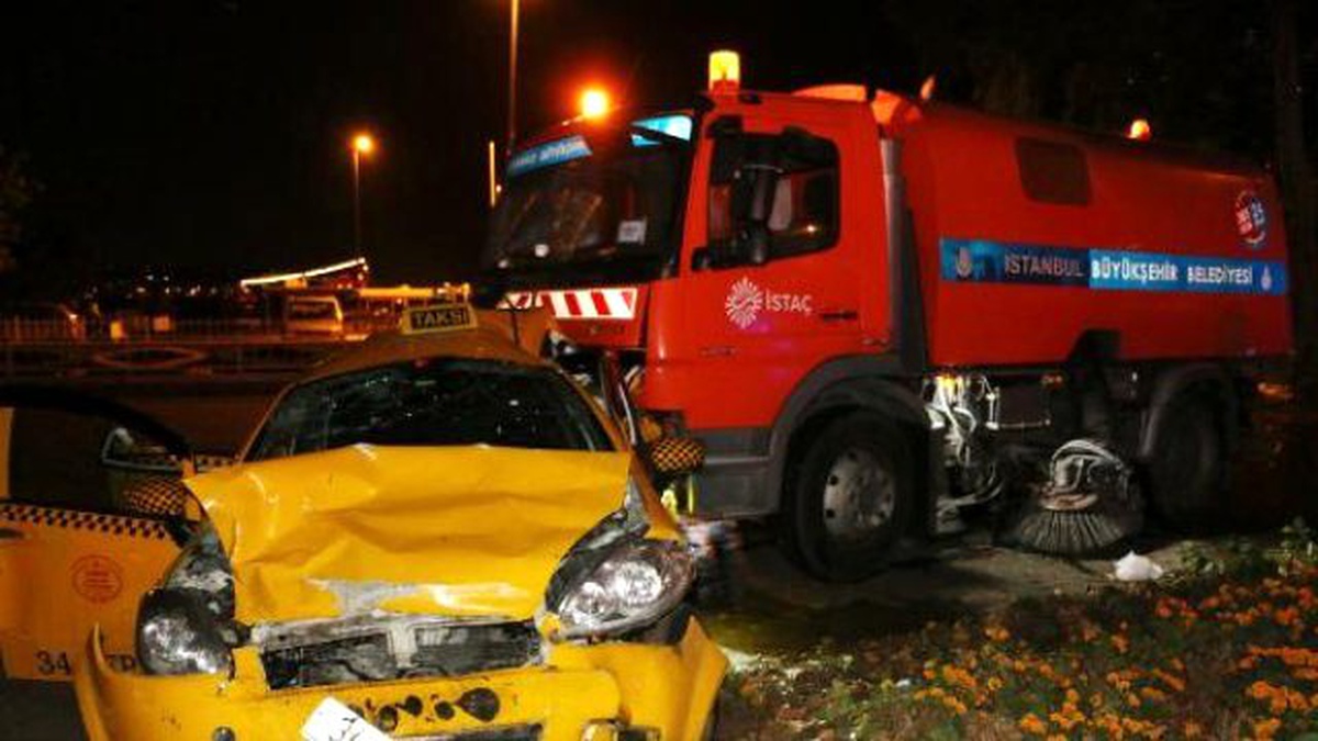 Beşiktaş\'ta Kontrolden Çıkan Temizlik Aracı Dehşet Saçtı