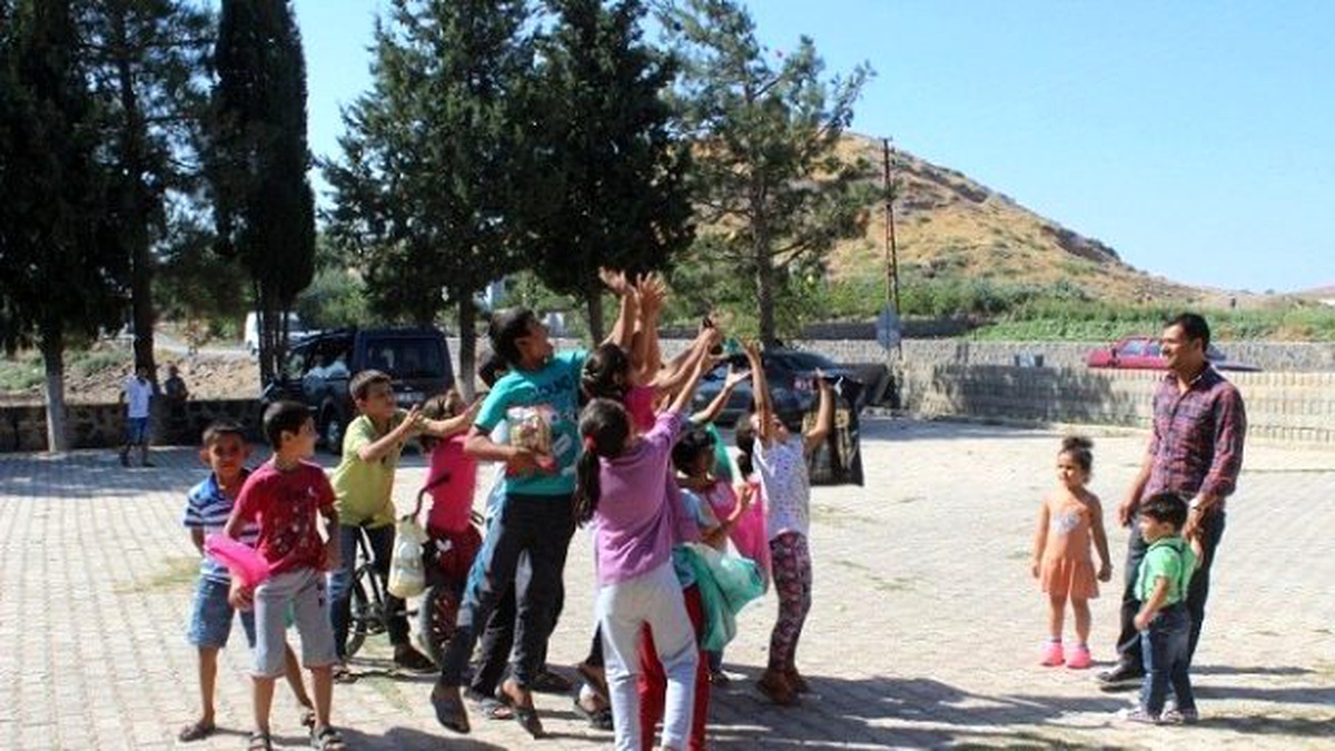 Çocuklar Mezarlıkta Dağıtılan Şekerleri Alabilmek İçin Birbiriyle Yarıştı