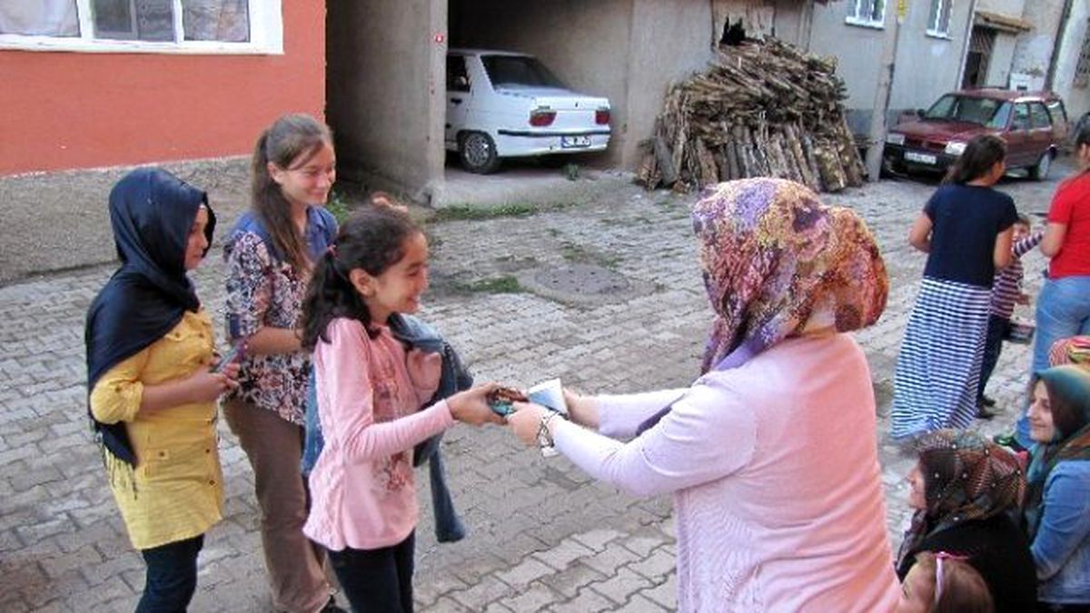 Çocukların Çikolata Kapma Yarışı