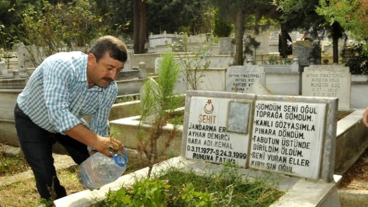 Darıca\'da Arife Günü Mezarlıklar Doldu Taştı