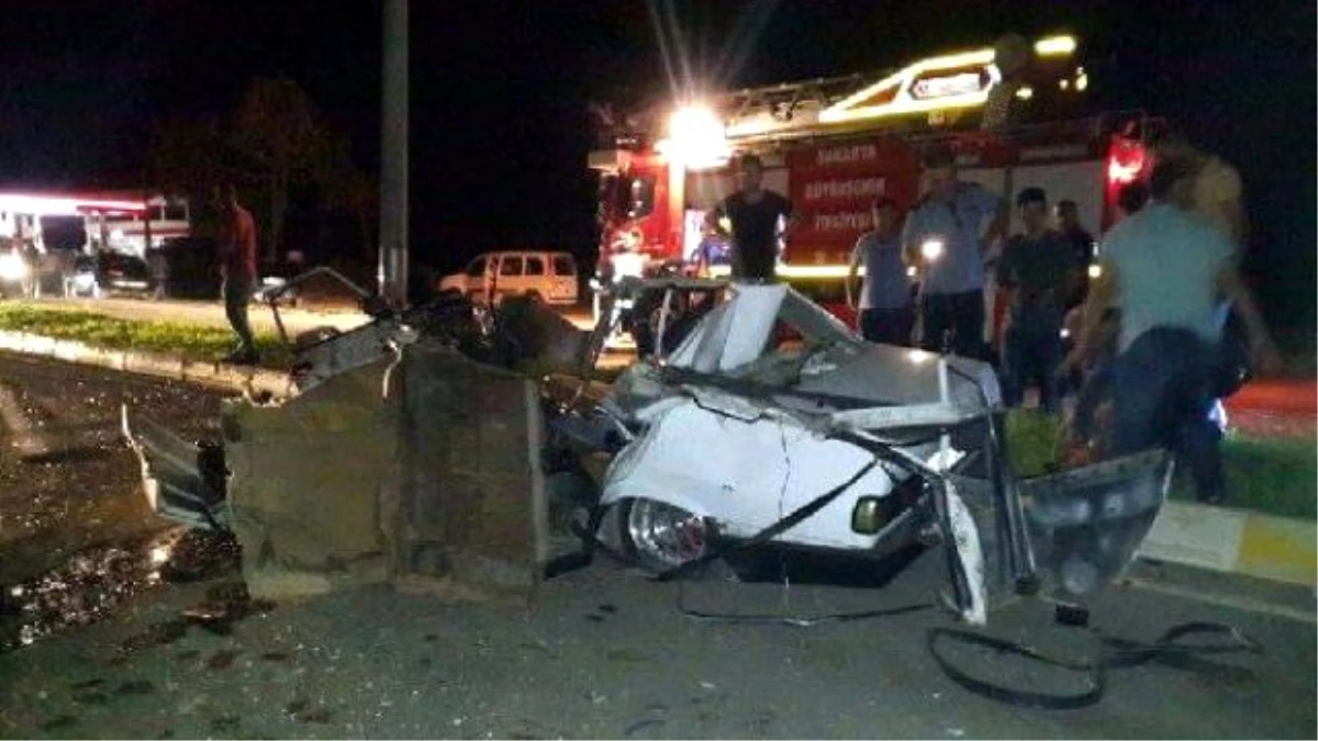Direğe Çarpan Otomobilde 2 Kişi Öldü, 1 Kişi Yaralandı