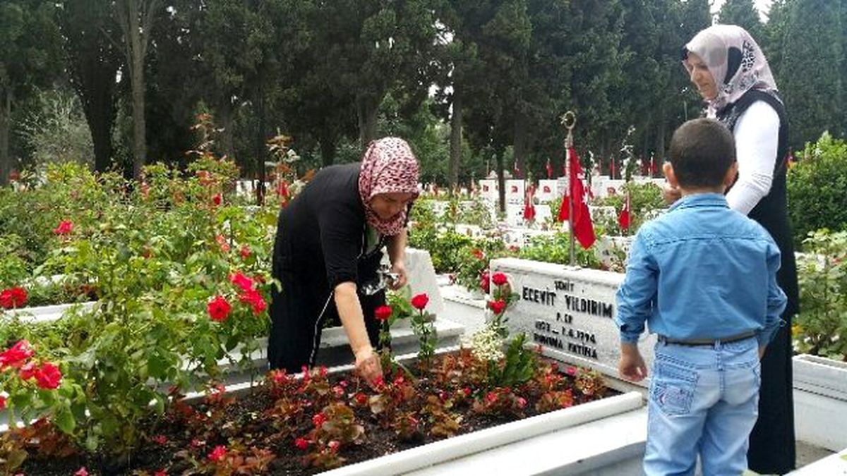 Şehitliğe Akın Eden Ailelerden Barış Çağrısı