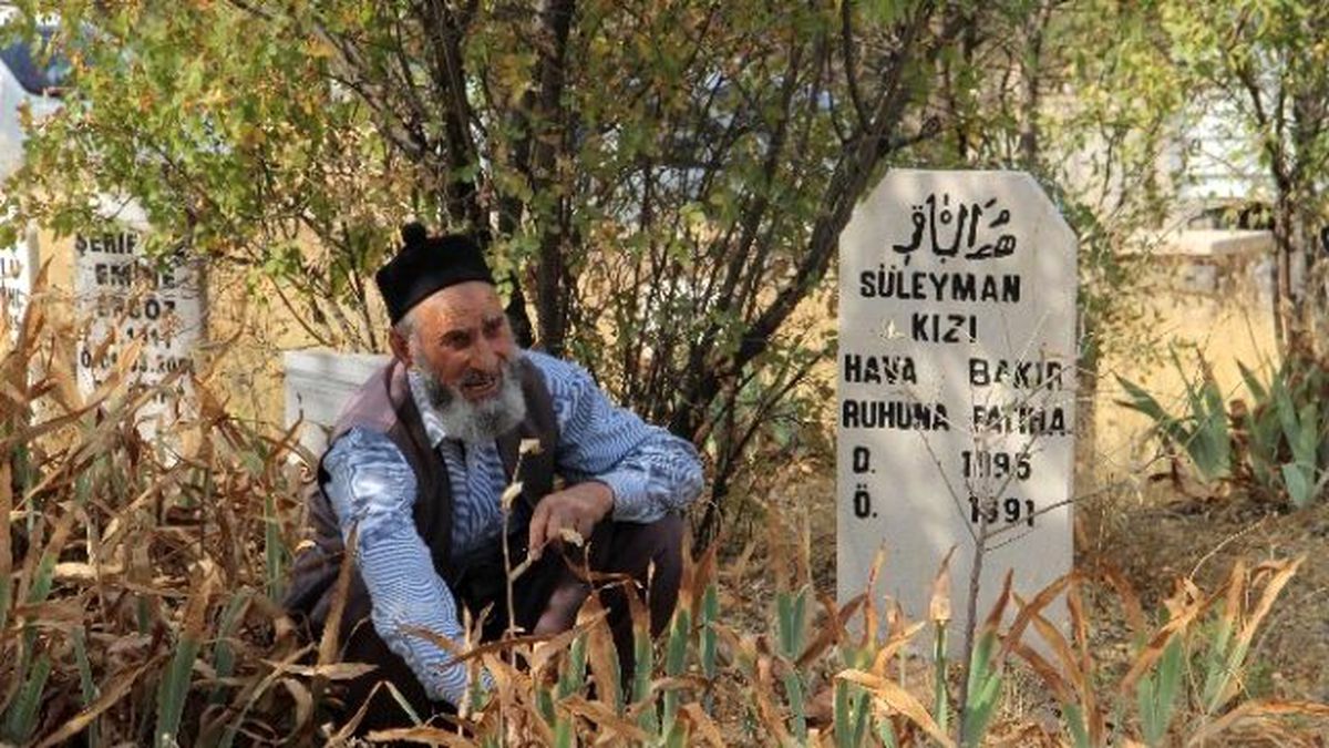 Elazığ\'da Vatandaşlar Bayram Öncesi Kabristanlıkları Ziyaret Etti