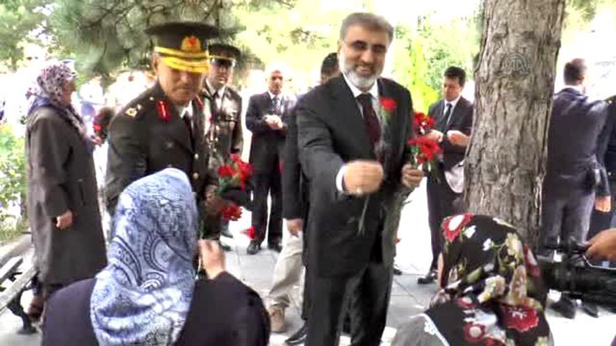 Eski Enerji ve Tabii Kaynalar Bakanı Yıldız Şehitlikte