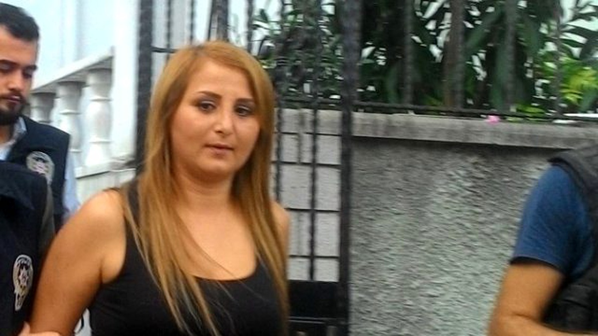 Garsonlarla Tartıştı, Silahını Çıkarıp Havaya Ateş Etti