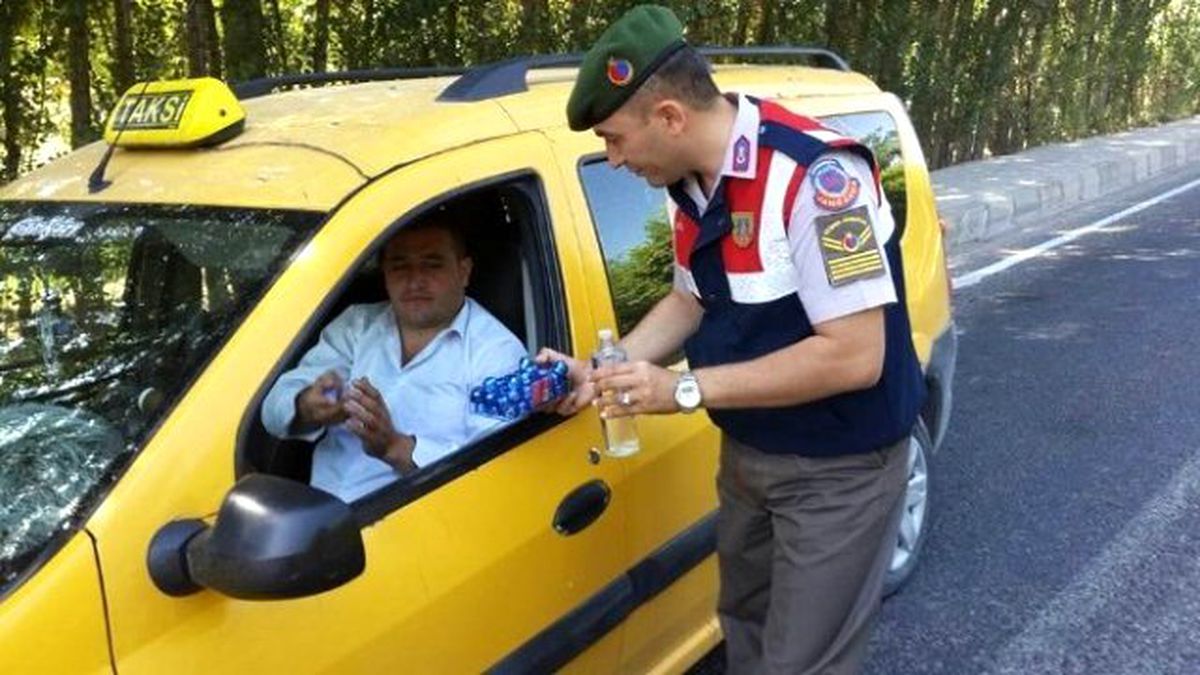 Jandarma Yolculara Şeker ve Kolonya İkram Etti