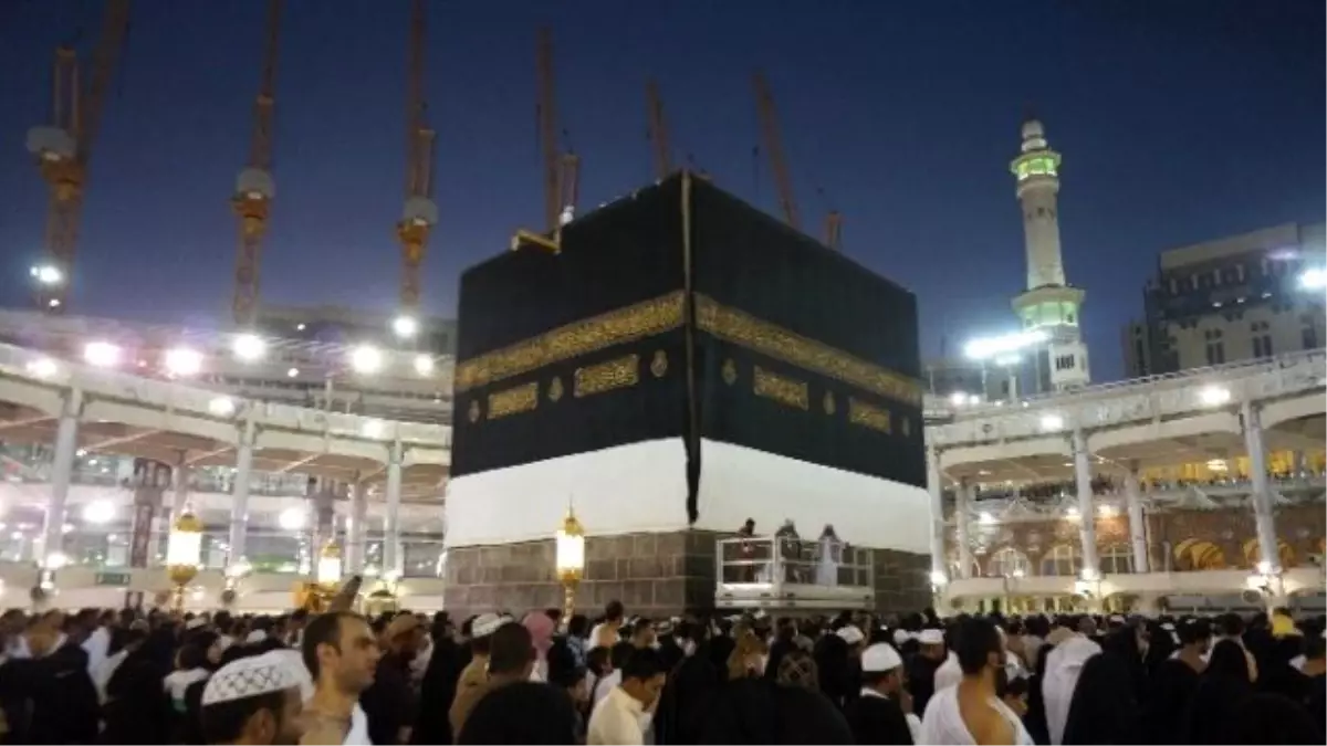 Kâbe'nin Örtüsü Değiştirildi