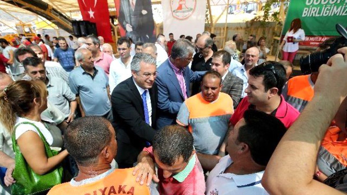 Karşıyaka\'da 2 Bin Kişiyle Bayram Yemeği