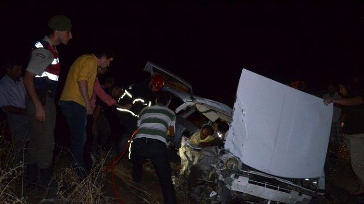 Kula\'da 2 Otomobil Kafa Kafaya Çarpıştı: 2\'si Ağır, 5 Yaralı