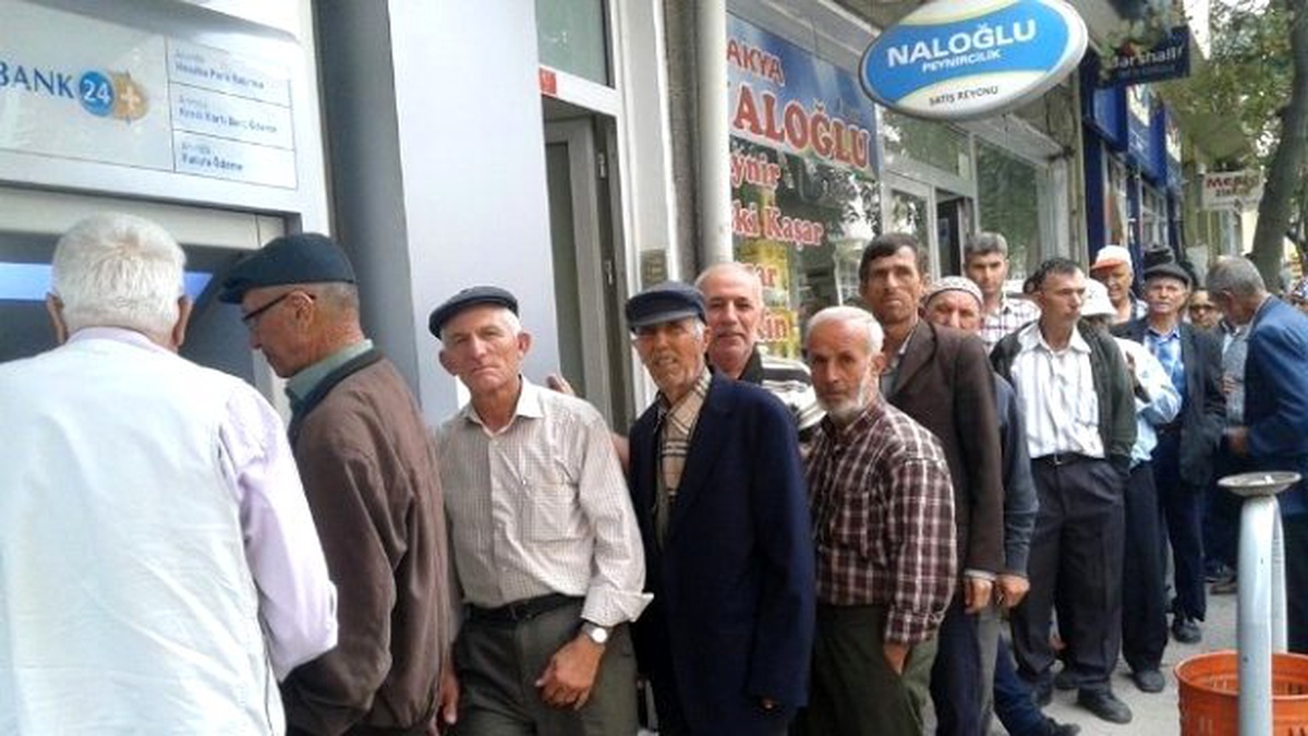 Maaşlarının Yatırılacağını Duyan Emekliler, Bankaya Koştu