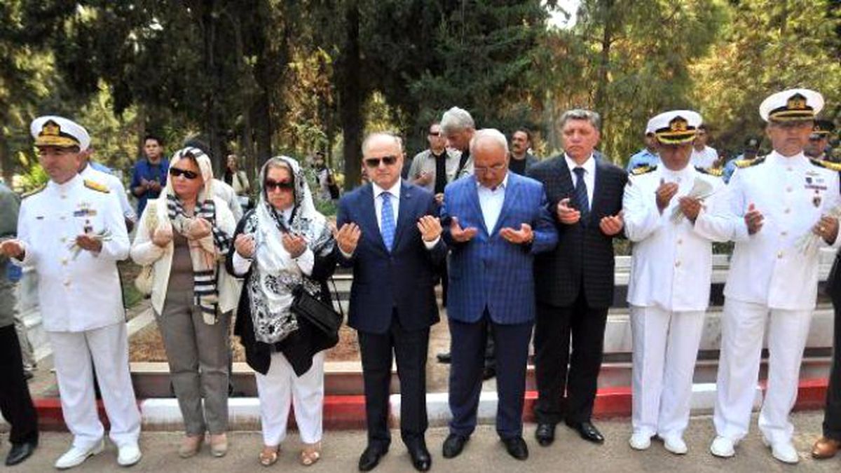 Mersin\'de Şehitler ve Özgecan Unutulmadı