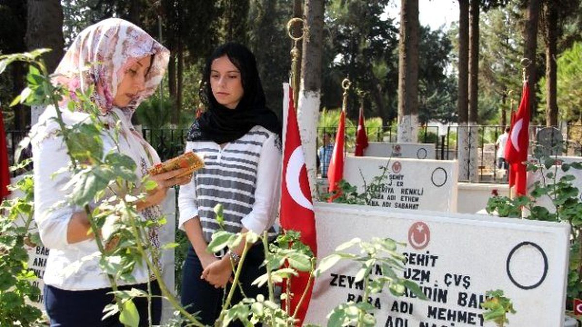 Mersin Şehitliği\'nde Hüzünlü Bayramlaşma