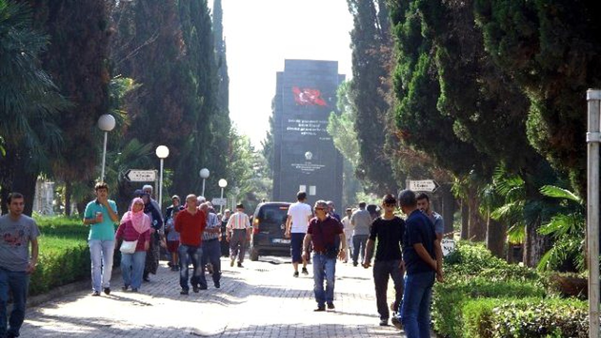 Mezarlıklarda Arefe Günü Yoğunluğu