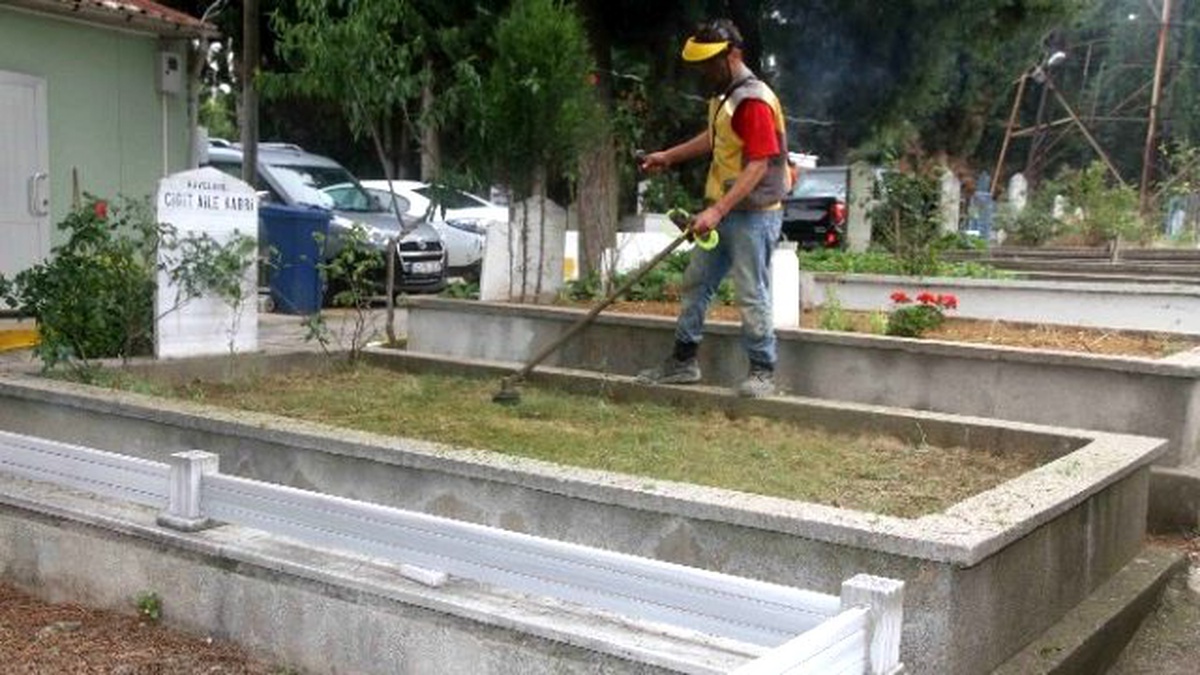 Mezarlıklarda Bayram Temizliği Yapıldı