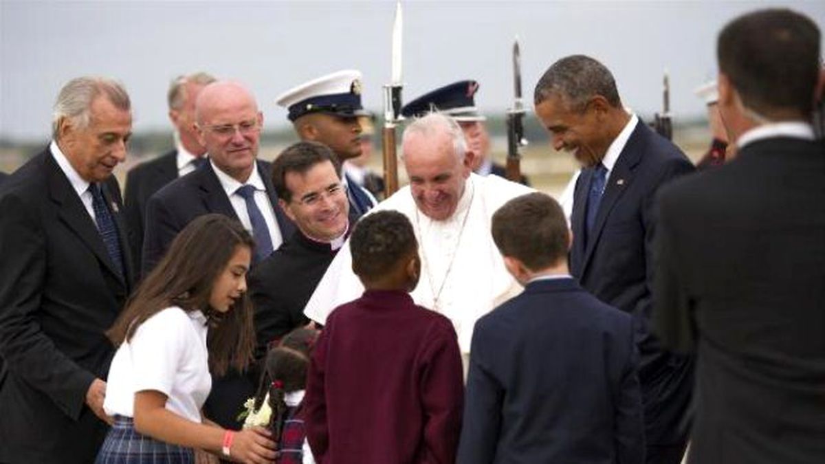 Obama, Papa\'yı Havalimanında Karşıladı