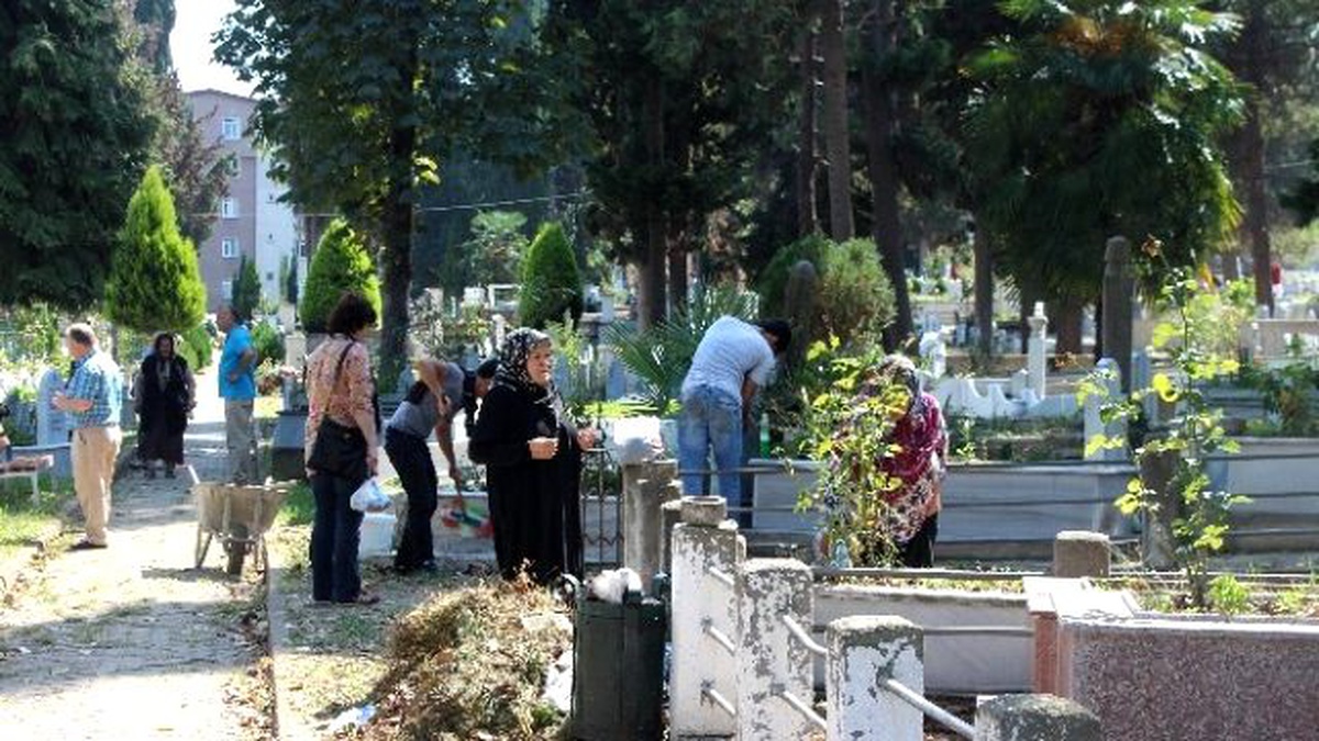 Ordulular Mezarlıklara Akın Etti