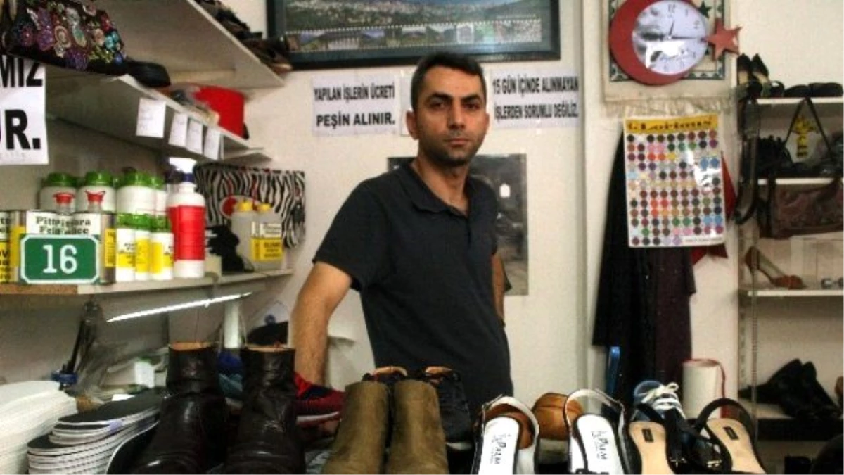 Şehit ve Gazi Ailelerinin Ayakkabı ve Çantalarını Ücretsiz Tamir Ediyor