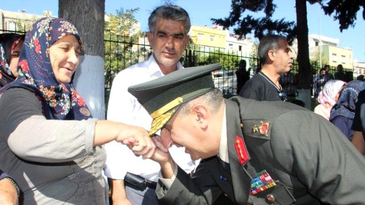 Şehitliği Ziyaret Eden Tugay Komutanı Şehit Anne ve Babalarının Elini Öptü