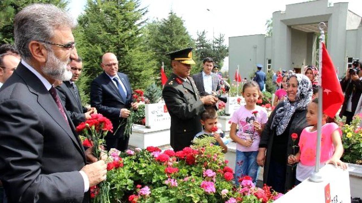 Protokol Şehitliği Ziyaret Etti