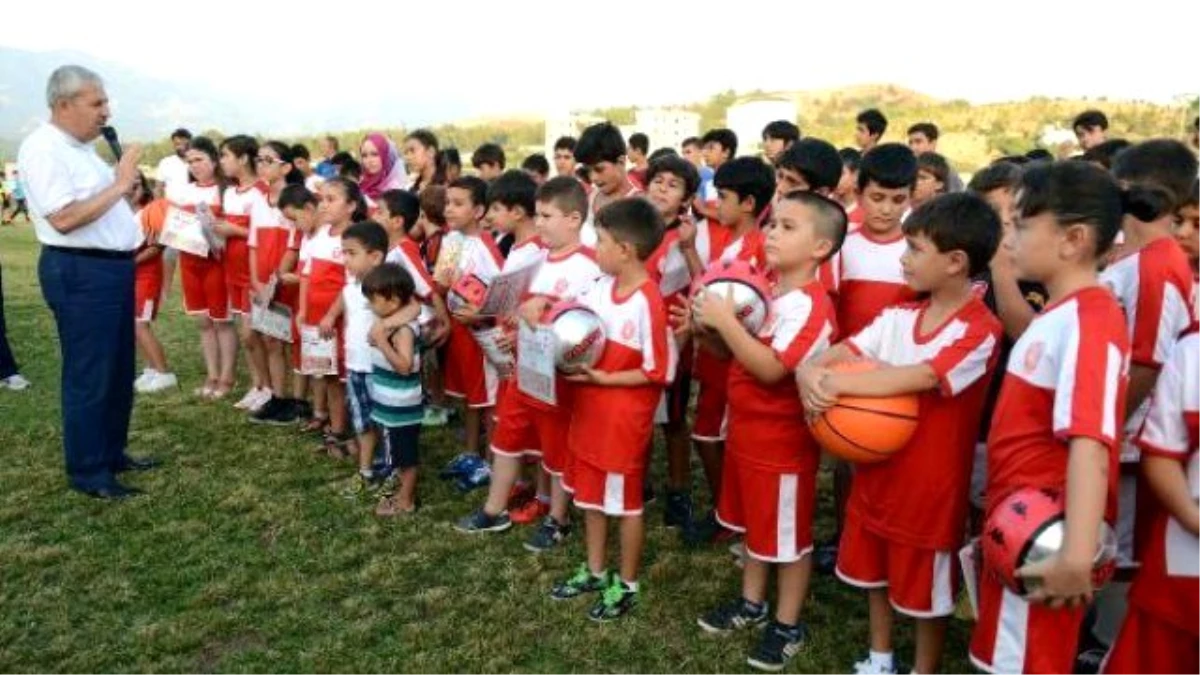 Read The Book, Grab The Ball" Game Encourages Children İn Resort Town