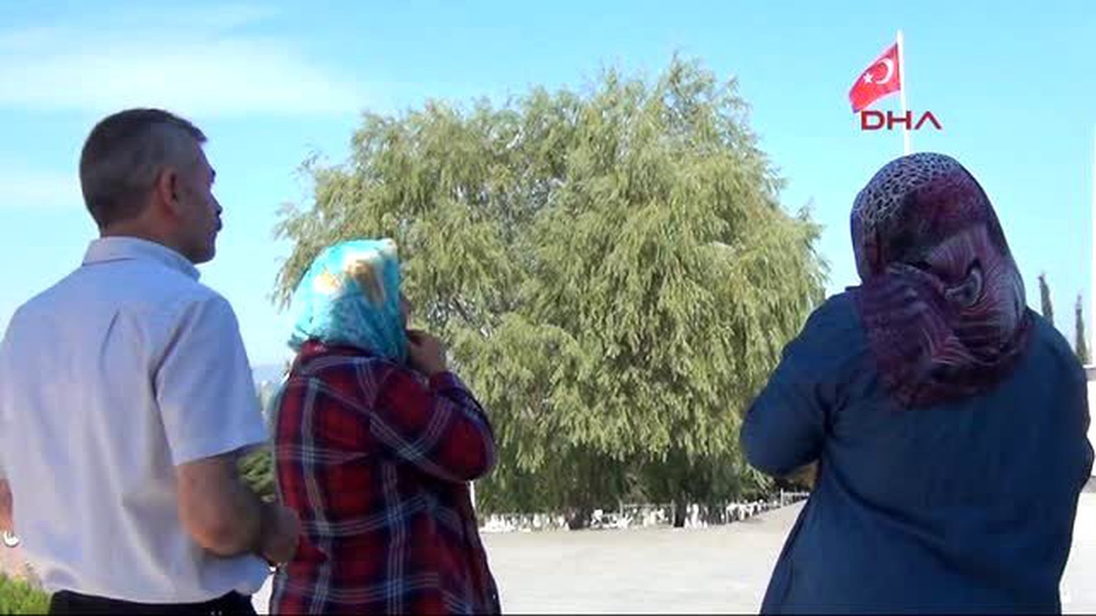 Samsun Şehit Oğullarının Mezar Taşına Çok Sevdiği Kara Üzümü Bıraktılar