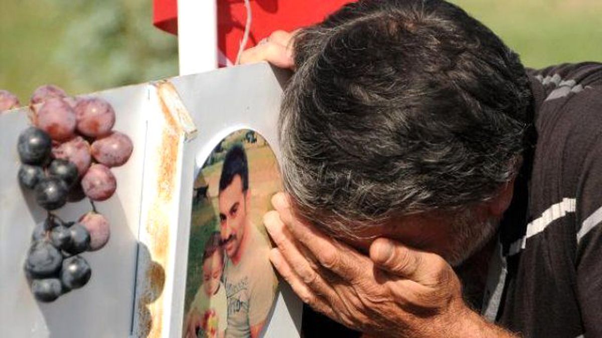 Şehit Oğullarının Mezar Taşına Çok Sevdiği Kara Üzümü Bıraktılar