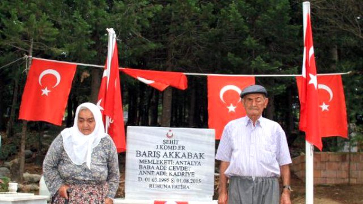 Şehit Torunlarının Mezarında Gözyaşı Döktüler