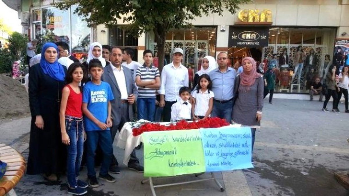 Suriyeliler, Vatandaşların Bayramını Karanfille Kutladı