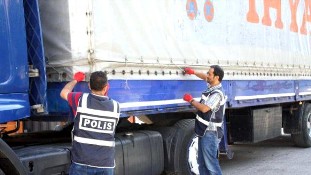 Tır\'da 100 Bin Paket Kaçak Sigaraya 2 Gözaltı