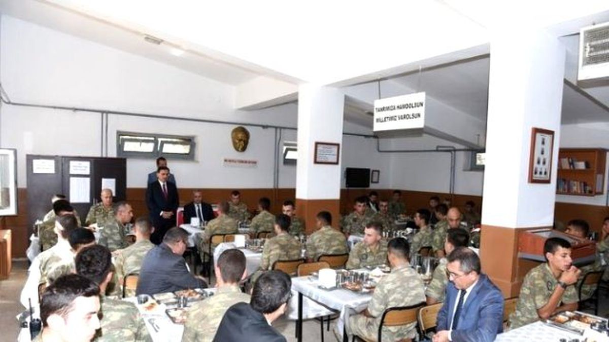 Vali Topaca Cilvegözü\'nde Mehmetçikle Buluştu