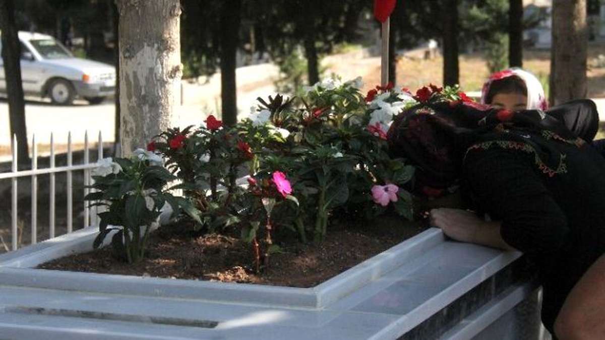 Yanında Şehit Edilen Babasının Mezarını Ziyaret Etti