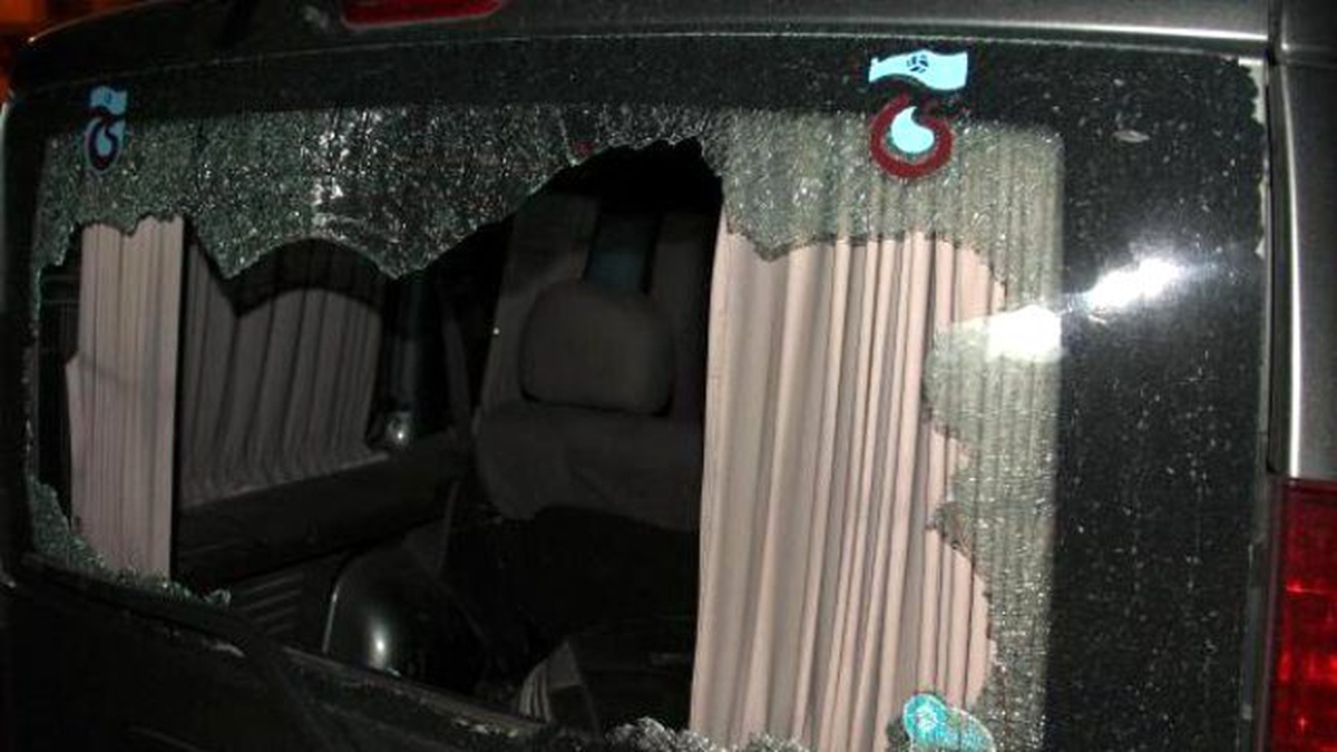 Yol Kesen PKK\'lılar Hafif Ticari Araca Ateş Açtı: 1 Yaralı