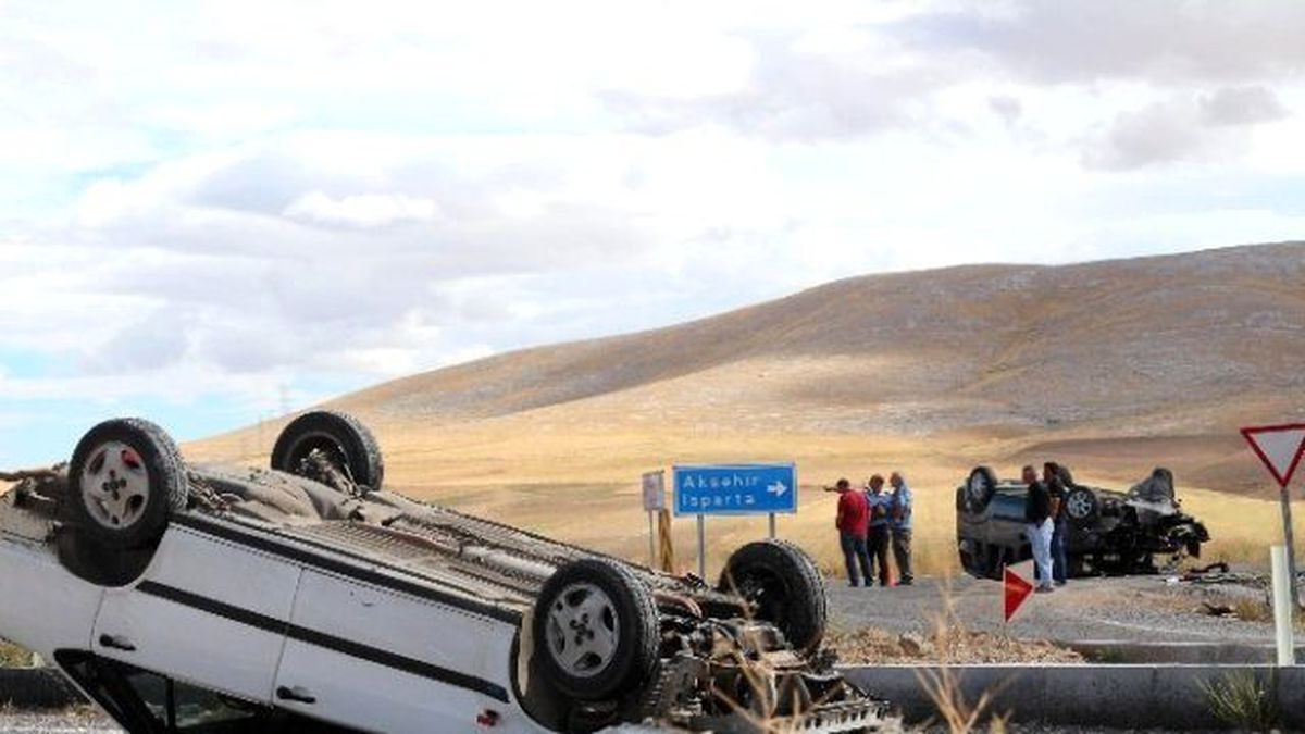 Yunak\'ta Trafik Kazası: 10 Yaralı