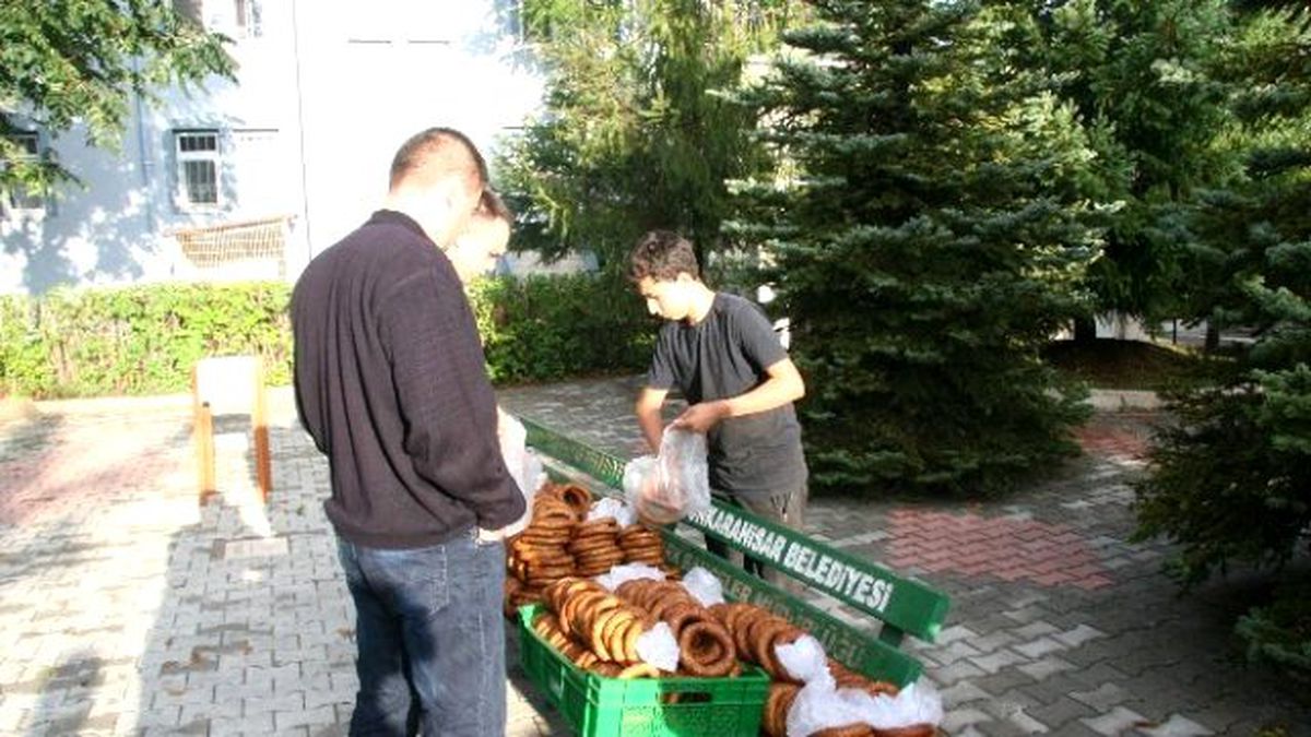 Afyonkarahisar\'da Simitçi Esnafı "Çifte Bayram" Yaşadı