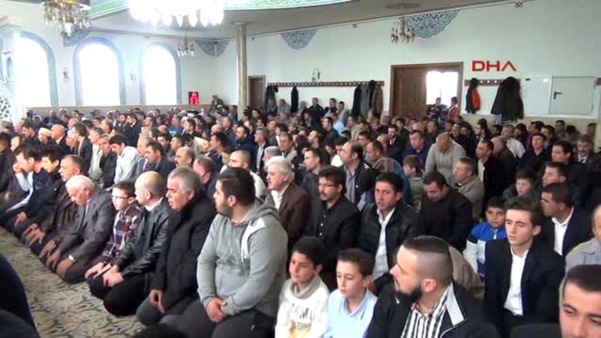 Avrupa?da Bayram Namazı Camileri Doldurdu