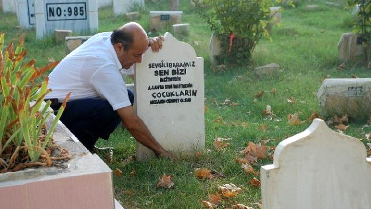 Bayram Namazı Sonrası Mezarlıklar Dolup Taştı