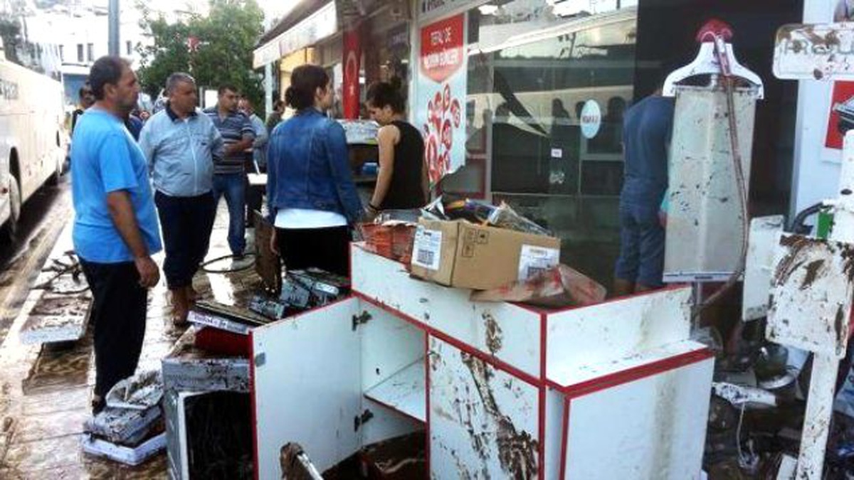 Bodrum\'da Bayramın İlk Günü Sel Felaketinin İzleri Silinmeye Çalışılıyor