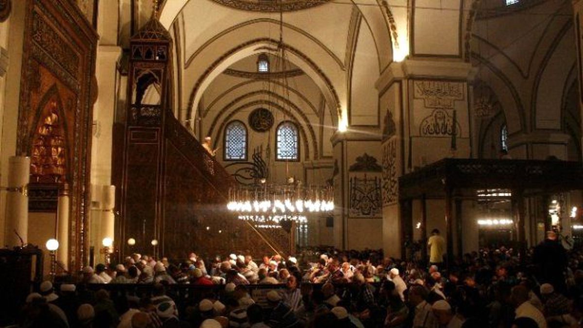 Bursa\'da Camiler Doldu Taştı