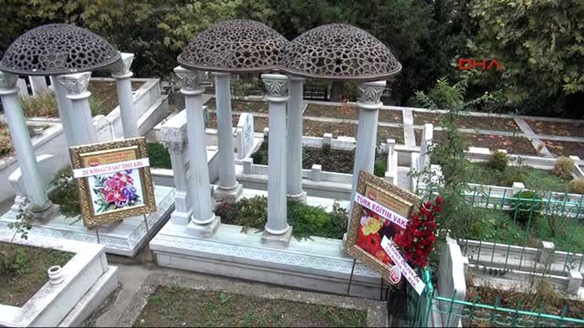 Bursa Zeki Müren?i, Ölümünün 19?uncu Yılında Kabri Başında 3\'ü Mezarlık Görevlisi 10 Kişi Andı