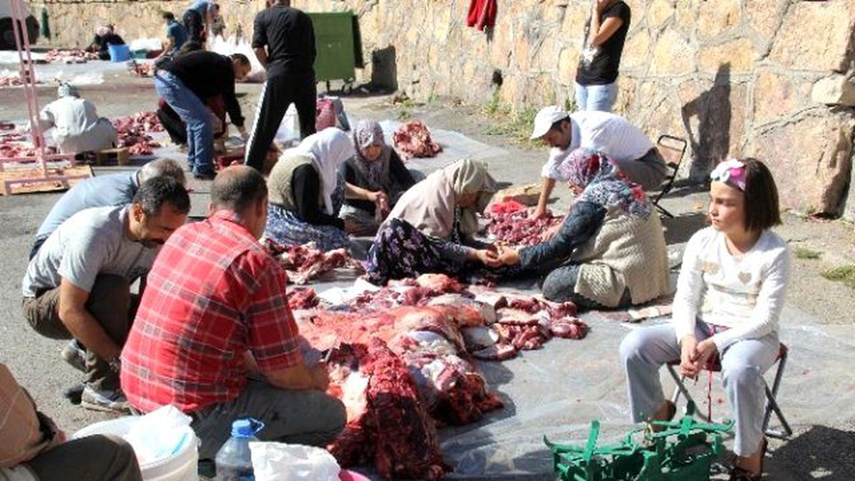 Çocukların Önünde Kurban Kestiler