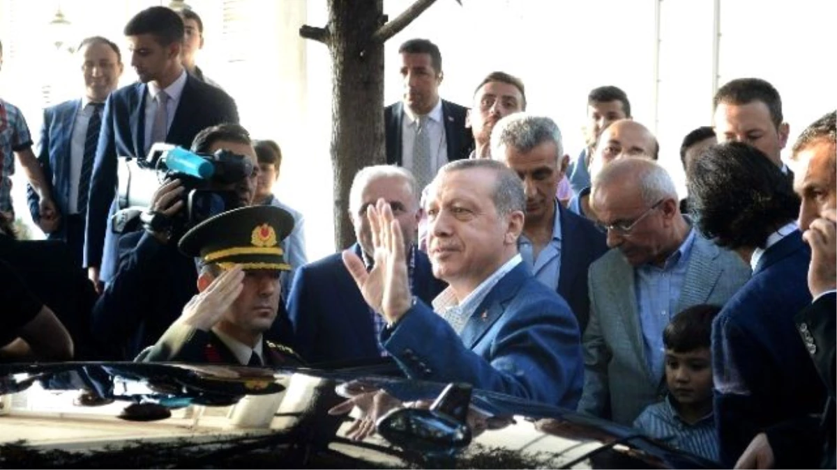 Cumhurbaşkanı Erdoğan Bayram Namazı Kıldığı Camiye Torunlarıyla Geldi