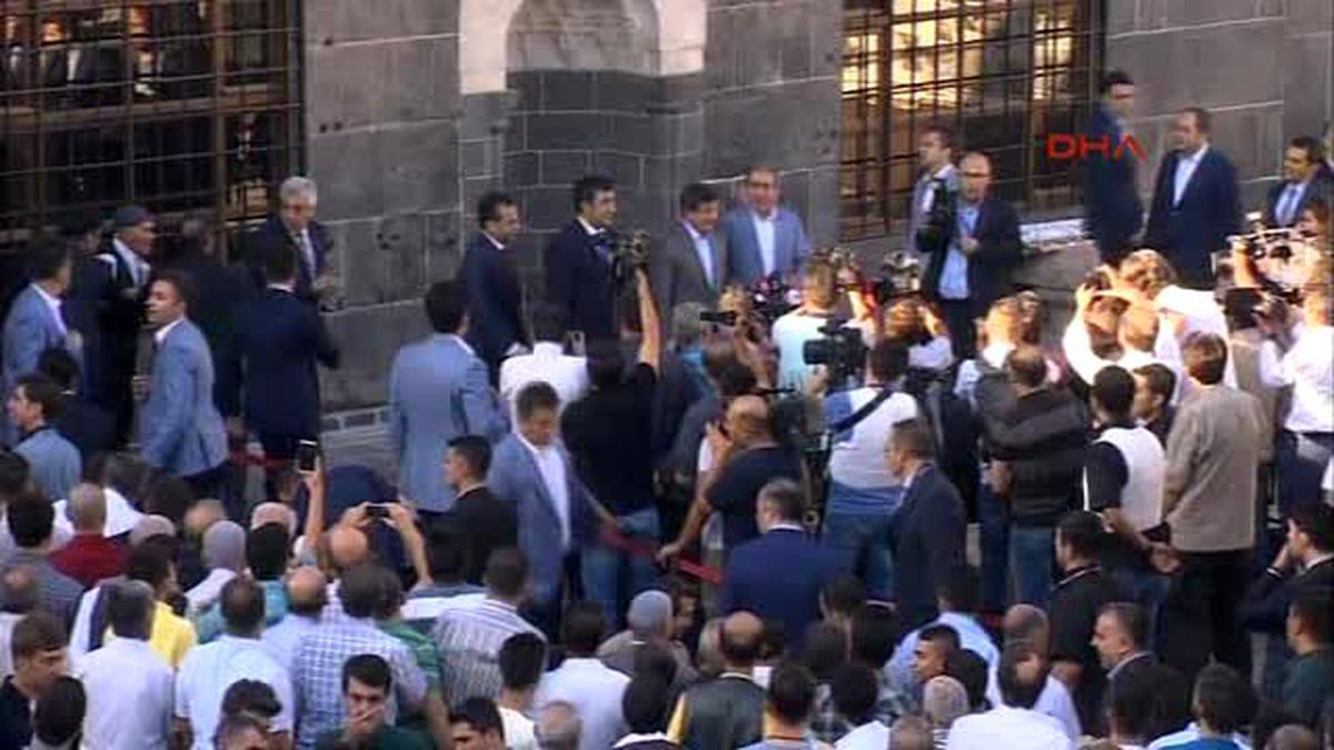 Diyarbakır - Başbakan Davutoğlu Bayram Namazı Sonrası Soruları Yanıtladı