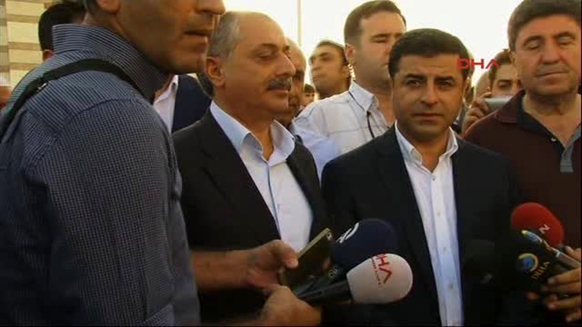 Diyarbakır - Demirtaş: AKP\'ye Tavsiyem; Bismillahlı Değil, Tövbe Estağfurullahlı Seçim Kampanyası...
